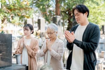 「クマ出没で墓参り断念」「高圧洗浄機で墓掃除」「夫と同じ墓に入りたくない」…令和のリアルな「お墓事情」エピソード紹介