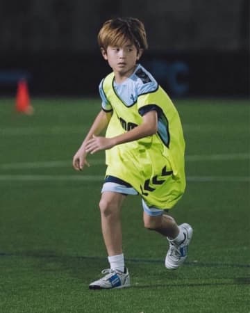 久保建英を想起…サッカー大国・スペインの育成組織でプレーする横浜の小6「兄弟全員で日本代表に」