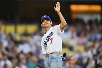 「美しい人間の美しい投球」BTS・Vの始球式に海外称賛、山本由伸に一礼し…「本当にナイスピッチ」