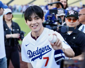 BTS「V」、始球式で大谷翔平と共演！見事なストライクを披露