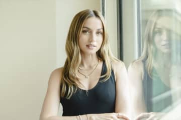 アナ・デ・アルマス、火炎放射器アクションはノーCG！ 大変すぎて「思わず泣いちゃった」