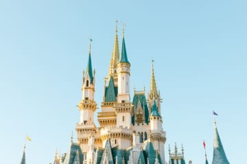 「夏ボーナス」が多めに支給！ 家族4人で「ディズニーランド」に行きたいけど、7万円あれば一日楽しめますか？「高くなった」と聞きますし、難しいでしょうか…？