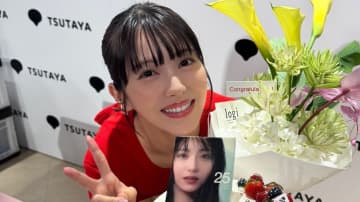 浜辺美波 “すっぴん”にも挑戦した写真集オフショット公開！アムステルダムでの上目遣いやはじける笑顔に「彼女感満載」「大人っぽい」