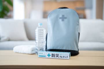 クレハ、災害時の「体温維持」や「皿洗いの節水」などに活用できる「防災クレラップ」
