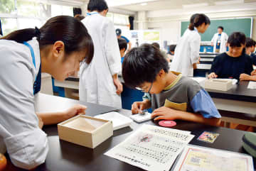 外来害虫から桜を守ろう　生物部の高校生が小学生に講座　クビアカツヤカミキリの標本作りも　「放置していたら、桜並木もすぐになくなってしまうかも」