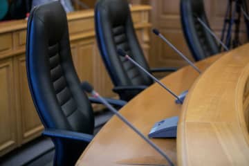 「国家公務員」vs「地方公務員」！ 同じ公務員でも「平均年収」の差はどれくらい？