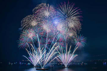 花火大会「稲毛花火 スカイ オーケストラ」千葉・稲毛海浜公園で、音楽と花火がシンクロする芸術花火