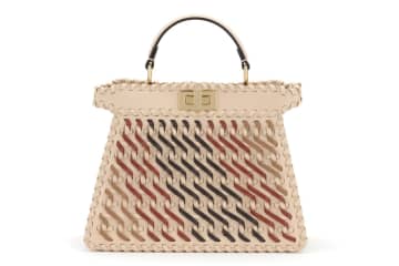 フェンディ「ピーカブー」バッグ、“ローマの夕暮れ”着想グラデカラー＆波のようなレザー編み込み