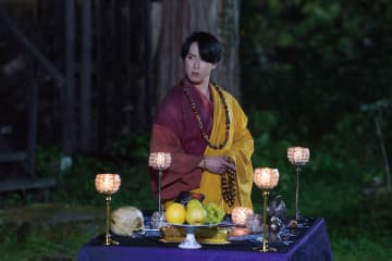 宮舘涼太が袈裟をまとって儀式を執り行う姿が　『火喰鳥を、喰う』場面写真公開