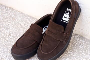 Vans“スエード”のスケートローファー、ブラウンやベージュのシックなカラー