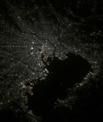【宇宙から見た夜景】宇宙から届いた「おやすみ」油井宇宙飛行士が撮影した日本の夜景と優しいメッセージがロマンチックだった