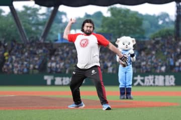 【西武】ウルフアロン選手が始球式に登場「今日のセレモニアルピッチは100点です！」
