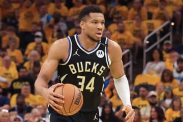 ヤニスの“同僚ひっぱたき事件”に元NBA選手が厳しい見解「私なら怒り狂う」「お遊びじゃないんだ」＜DUNKSHOOT＞