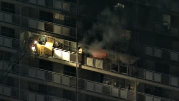 10階建て集合住宅で火災…関連不明も建物近くで倒れていた男性1人意識不明の状態で搬送　京都市伏見区