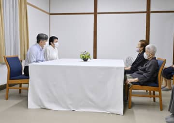 両陛下、那須で元硫黄島民と懇談　戦中に疎開、「よくご無事で」