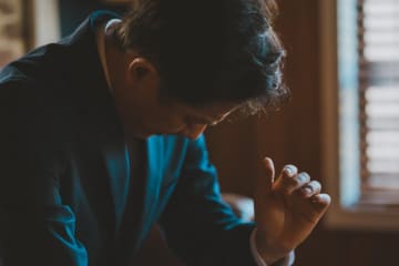 仲間から“裏切りの提案”を受け入れ 、店を手放し派遣社員へ転落した52歳経営者の「後悔」