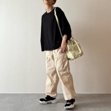 インしないTシャツ×カーゴパンツコーデで楽ちん！ 大人のあか抜け着こなし術