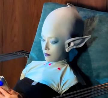 大地真央の『振り切った役作り』が話題！宇宙人姿のオフショットに「お美しいのに引き受けちゃうとこまさに大女優」