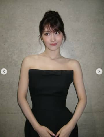 「TWICE」モモ、美しいデコルテライン…オフショルダードレスにくびれた腰まで