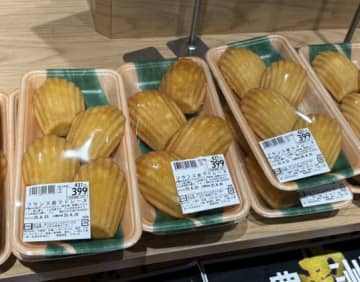なぜこうなった…スーパーのマドレーヌ、その斬新すぎる販売方法に思わず二度見！？「さつまあげ感」「殻付きホタテみたい」「おでんに入れそう」と話題沸騰