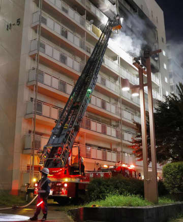 京都市営住宅で火災、男性死亡　火元の住人か、屋外に倒れる