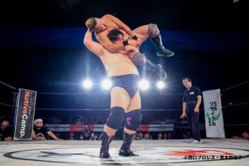 引退ロード最終戦で小橋がリストクラッチ式バーニングハンマー！引退大会へ丸藤正道と秋山準の来場が決定！