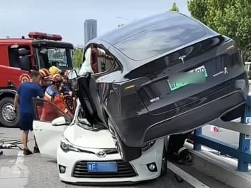 乗用車が衝突されたはずみで道路中央の防護策を飛び越え対向車の上に落ちる―中国