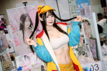 【コスプレ】美しすぎるマクドナルド店員コスを香港で発見！スポーツブラからニーハイまで計算され尽くしたファッションを見よ【写真7枚】