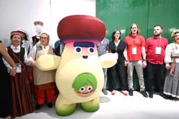 「みんな兄弟」万博バルト館、５００人が「人間の鎖」作り平和願う