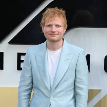 エド・シーラン、水たまりに突っ込み愛車アストンマーティンが水没