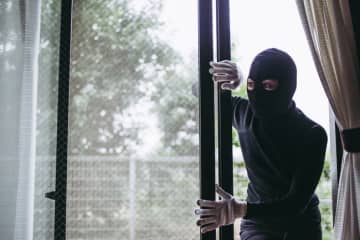 家に空き巣が入った時、絶対にしてはいけないNG行為4つ　落ち着いてすべきこととは？