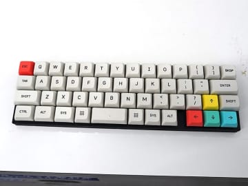 カーソルキーも搭載した50%キーボード自作キット「CROSSARROW50」