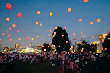 幻想的な空間　願い事を書いたランタンが夜空を彩る　埼玉・桶川　小学校跡地の広場でランタンまつり