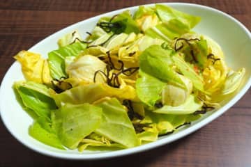 料理研究家ゆかり『無限キャベツ』の作り方を公開！”やみつき確定”5分で完成する激うま神レシピに主婦から歓喜の声「シーチキン入れてアレンジして食べました」「酢が効いていてとても美味しい」
