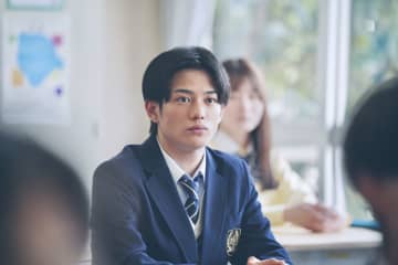 真弓孟之　学級委員としての落ち着いた姿　人を安心させる空気感　映画初出演「恋に至る病」場面写真