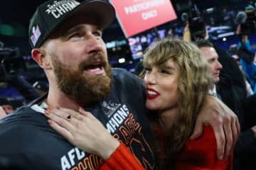 テイラー・スウィフトさんとトラビス・ケルシー選手が婚約　「英語の先生と体育の先生が結婚します」