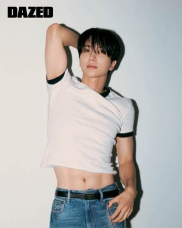 SUPER JUNIOR イトゥク、セクシーな腹筋を大公開！「あっという間に20周年…グループはずっと続けていく」