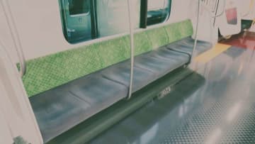 「電車で若い女性のスーツをカフェオレで汚してしまった私。謝罪してクリーニング代を渡そうとしたが...」（東京都・50代女性）