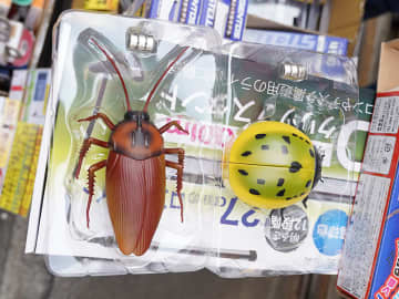 障害物を避けるおもちゃ「動き回るよ！ゴキブリ＆テントウムシ」が660円