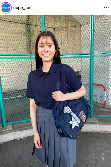 31歳・新木優子、制服“美少女”ショットに「永遠の18才」「違和感なく高校生」とファン絶賛