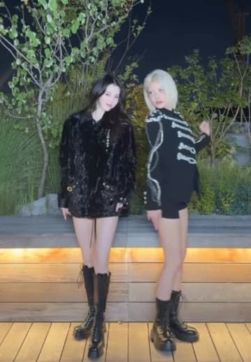 女優ハン・ソヒX歌手チョン・ソミ、人形の横に人形がいるみたい…かわいい人同士で愛情表現