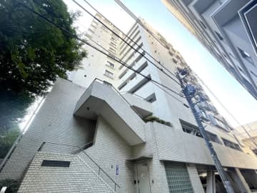 初台パークサイドハイツ 9階｜「初台」駅徒歩2分の駅近ながら、緑豊かで穏やかな住環境。「東京オペラシティ」至近。全居室バルコニーに囲われた、眺望・陽当たり良好な南西角住戸