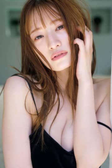 中田花奈、美谷間チラリのキャミソールSHOTにドキッ！オトナの女性の艶っぽさが全開