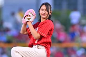 美人女優がまさかの始球式…アンダースローにどよめき　地元凱旋で豪快投球に拍手喝采