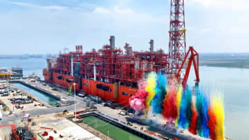 中国独自建造の海に浮かぶ液化天然ガス生産設備新型FLNGが出航