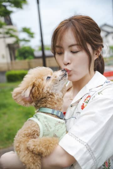 元SKE48 松井珠理奈、10年ぶりの写真集が9月に発売　愛犬との2ショットを披露