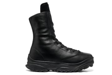 Y-3のシューズ「GSG9」25年秋冬、オールブラックレザーのブーツ仕様で