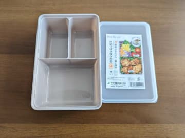 お弁当箱としても使える！ダイソー「仕切り付き保存容器」がランチに便利♪