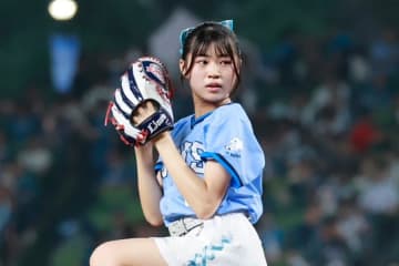 白ミニスカで豪快足上げ…15歳アイドルが始球式　黒髪＆青リボンひらり、球場魅了