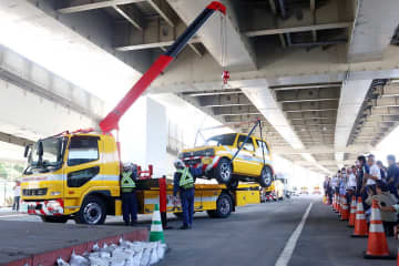 横浜　災害を想定し道路に放置された車両を撤去…緊急車両を通行させる訓練